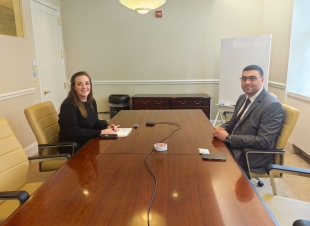 الإعلام والاتصالات تؤكد على التعاون مع شركات الإعلام الامريكية في مجالات التدريب والإنتاج وصناعة المحتوى